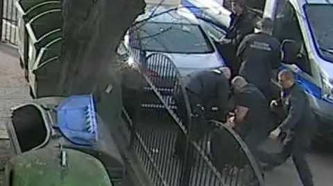 Wybił szybę w aucie, miał ukraść torebkę pod więzieniem. Funkcjonariusze nie pozwolili mu uciec