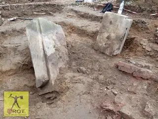 Zachowała się cała kolumna pomnika