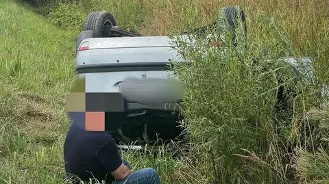 Stracił panowanie nad autem i dachował. Czekał na policję, odpoczywając w rowie
