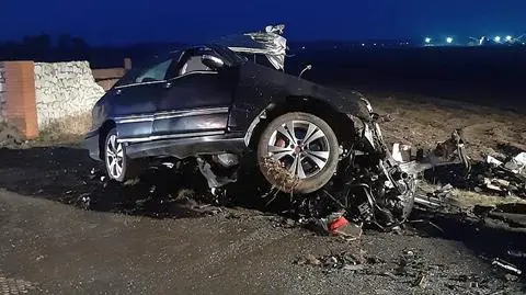 Z mercedesa został wrak, młody kierowca nie żyje