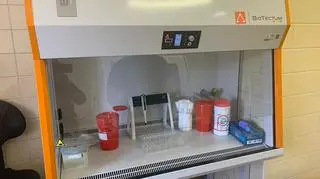 Urządzenie, w którym przygotowuje się próbki do badań
