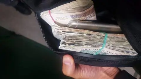 Zostawił saszetkę na dachu auta. W środku 25 tysięcy złotych, telefon i dokumenty