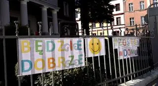 Plakaty na ogrodzeniu starostwa powiatowego