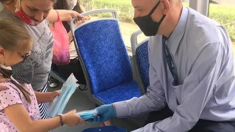 Kontrolerzy we Wrocławiu wręczają maseczki
