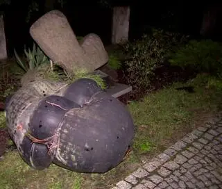Kopuła z kościoła spadła na średniowieczny krzyż pokutny