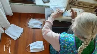 Pani Janina przy maszynie