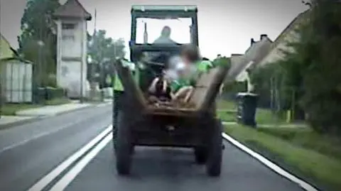 Drogą krajową, ciągnikiem bez przeglądu. Furmanką wiózł żonę i wnuki