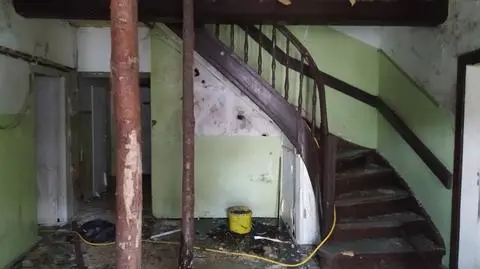 Węże ogrodowe rozłożone w zabytkowym budynku. Przez wiele dni lała się z nich woda