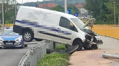 Był pod wpływem narkotyków, stracił panowanie nad autem i zawisł na barierkach