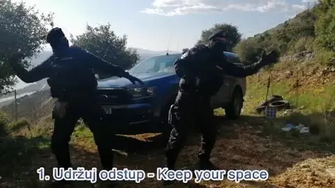 Czescy policjanci tańczą i śpiewają, przypominając o tym, co najważniejsze w walce z koronawirusem