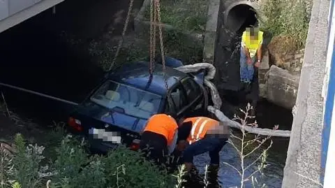 Samochód wpadł do rzeki. W środku trzech mężczyzn, nie wiadomo, który prowadził