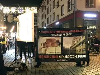 Plakaty z martwymi płodami pojawiały się w przestrzeni publicznej na wrocławskim Rynku