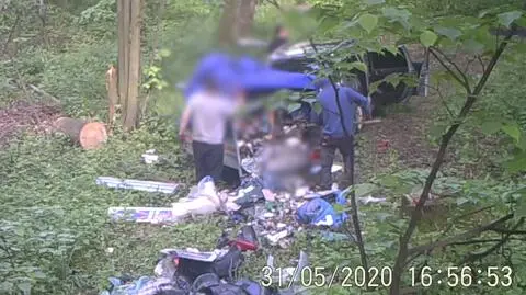 Przyjechali do lasu, zostawili śmieci i odjechali. Nagrała ich fotopułapka