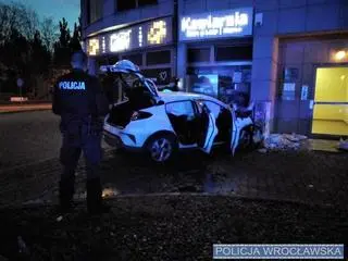 Stracił panowanie nad autem, wypadł z ronda i uderzył w budynek