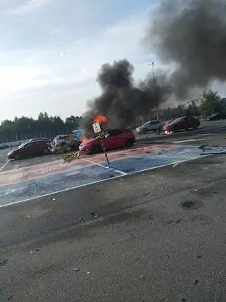 Pożar na parkingu przed sklepem budowlanym