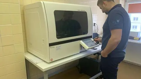 Próbki badane są w tym urządzeniu