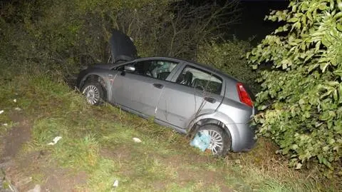 Fiat po zderzeniu wpadł do rowu