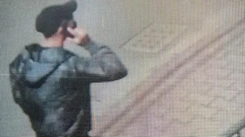 Seniorka już spakowała 140 tysięcy złotych dla oszusta. Czujność zachowała synowa