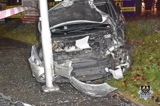 Samochód 19-latka po tym, jak wjechał w przystanek