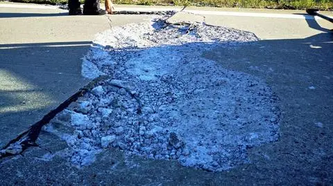 Ogromna dziura w jezdni na autostradzie. Obowiązuje ograniczenie prędkości do 40 kilometrów na godzinę
