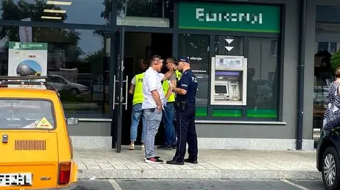 Sterroryzował pracownicę banku, zabrał pieniądze i uciekł. Szukają go, może też odpowiadać za inny napad