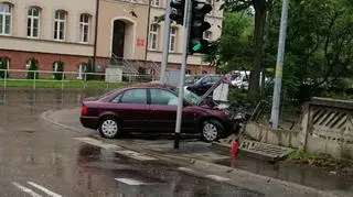 Nastolatek rozbił auto na ogrodzeniu