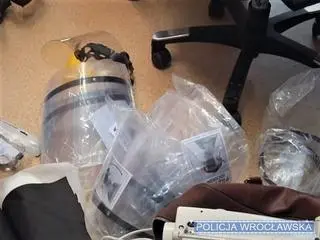 Z laboratorium zniknęły przyłbice