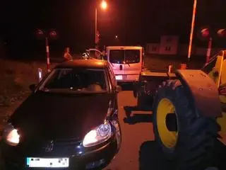 Kolizja dwóch aut na przejeździe kolejowym