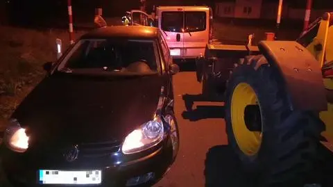 Jechał środkiem drogi, doprowadził do kolizji. Uciekł pieszo po tym, jak inny kierowca zabrał mu kluczyki