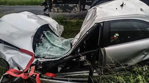 Dachował i uderzył w drzewo, auto jest kompletnie zniszczone. Sam opuścił wrak i nie trafił do szpitala