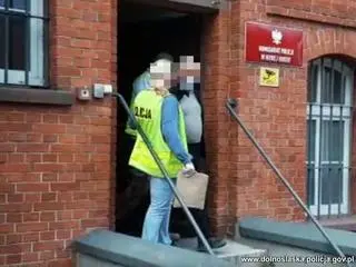 Mężczyzna wyprowadzany z komisariatu policji