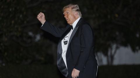 Złoty pomnik Trumpa przed Kapitolem USA