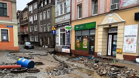 Ludzie chodzą i oglądają jakie zniszczenia spowodowała powódź