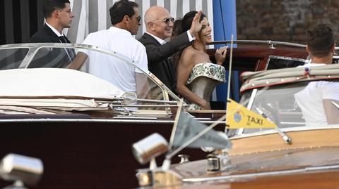Jeff Bezos i Lauren Sanchez wchodzący do hotelu Aman Venice and Canal Grande