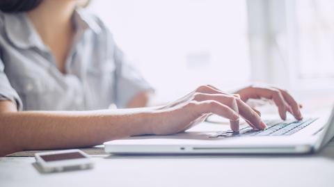 Polacy chętnie płacą bezgotówkowo. Ale wciąż nie wszędzie mogą (materiał z 2019 roku)
