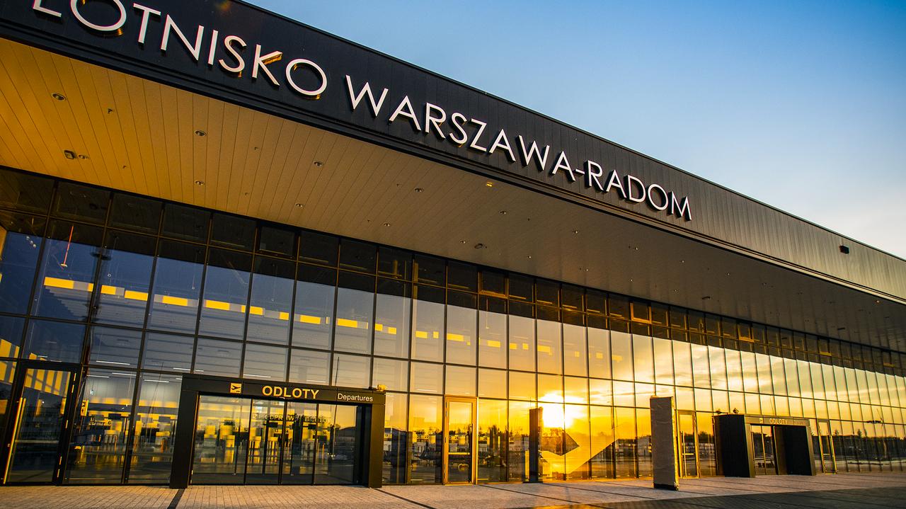 Aeropuerto de Radom.  Existe la primera aerolínea: LOT Polish Airlines.  Se determinan las rutas regulares de los cruceros