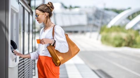 Polacy chętnie płacą bezgotówkowo. Ale wciąż nie wszędzie mogą (materiał z 2019 roku)