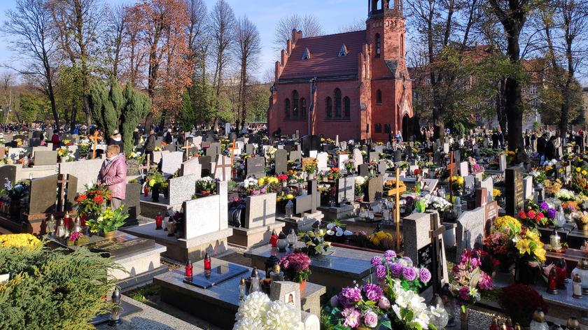 Niedzielski: cmentarze 1 listopada będą prawdopodobnie otwarte