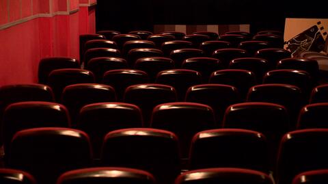 Jak zachowywać się w kinie, teatrze czy na pokładzie samolotu? 