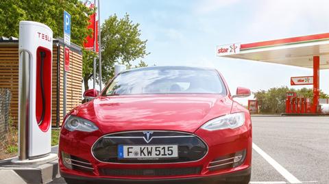 Pierwszy Supercharger do szybkiego ładowania samochodów elektrycznych już w Polsce.