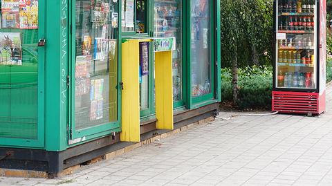 Nad kioskami zbierają się czarne chmury