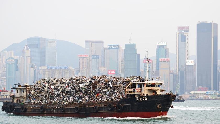 Chiny wprowadzą zakaz importu 24 rodzajów śmieci - TVN24 Biznes