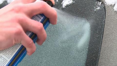 Jak zeskrobać gruby lód z szyby samochodu?
