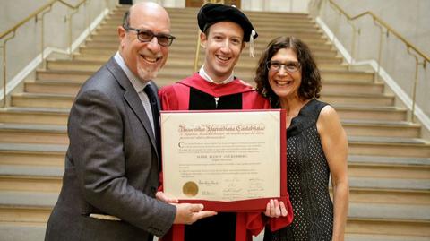 Dyplom odebrał po 12 latach. Twórca facebooka wrócił na Harvard