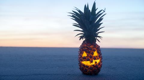 Ananas zamiast dyni. Nowa moda na Haloween