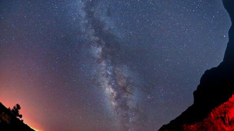 Rozgwieżdżone niebo nad Maderą okiem fotografa