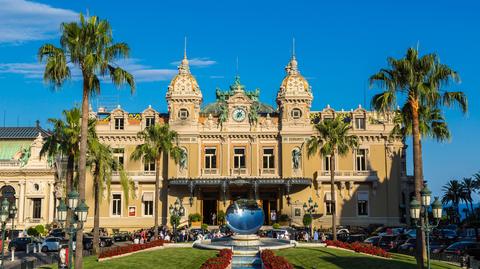 Przyciąga gości z grubym potrfelem. Słynne kasyno w Monte Carlo