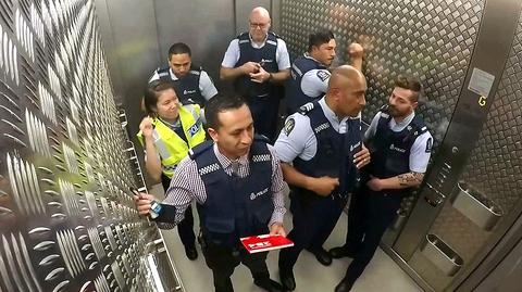 Policyjna zabawa w windzie