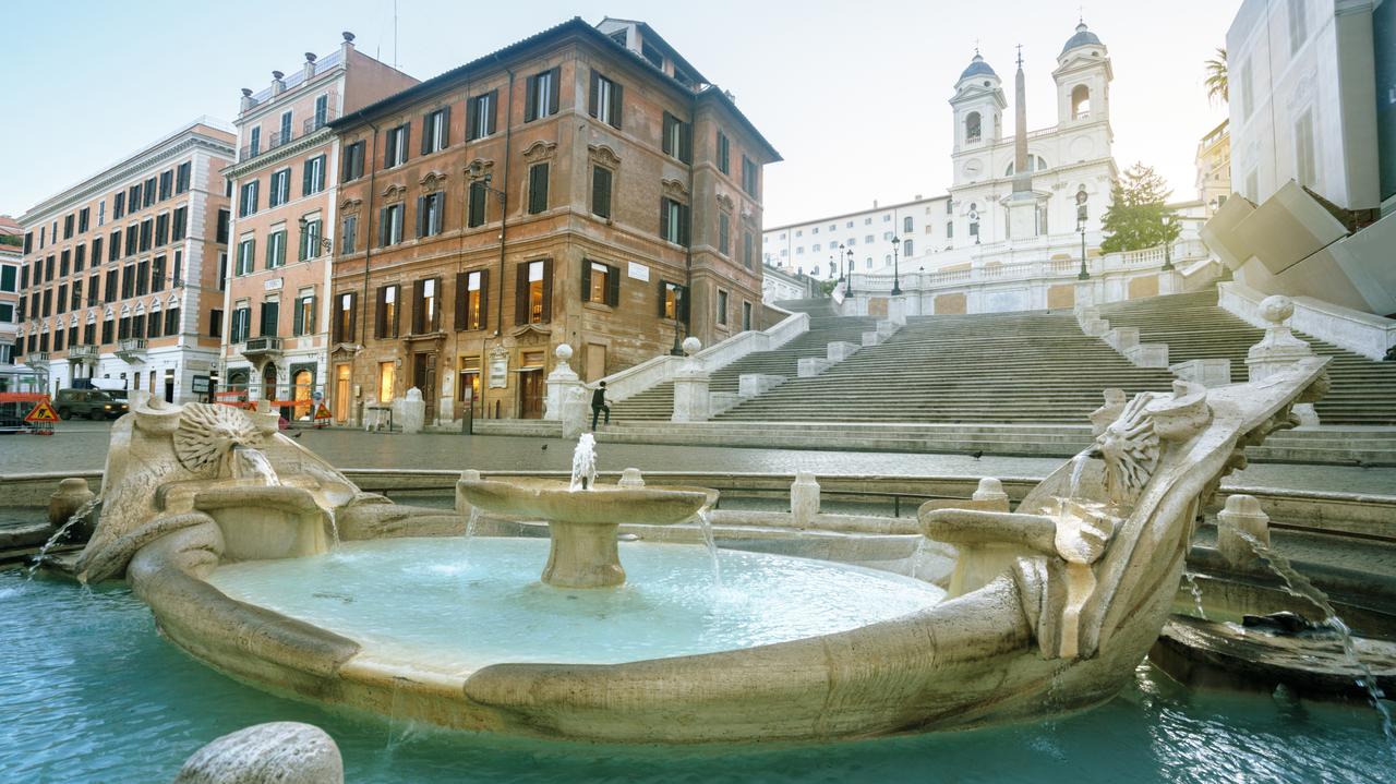 La Plaza de España en Roma no es para turistas. Prohibición controvertida de sentarse