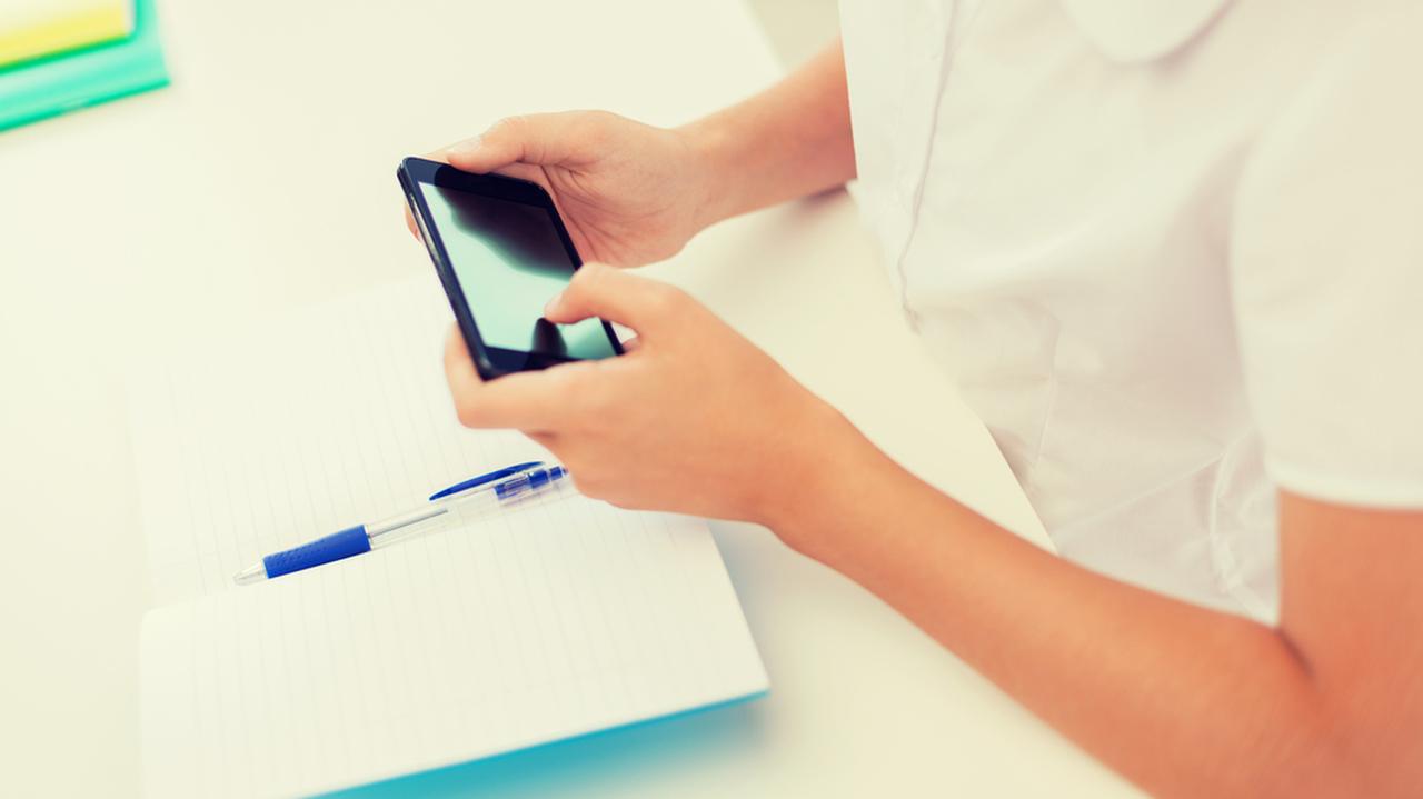 Zakaz korzystania z telefonów w szkołach. Czy znikną z plecaków?